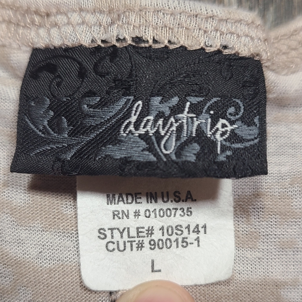 Daytrip Buckle Burnout Cross Top Size L | Lace Trim Graphic Short Sleeve - Picture 3 of 6